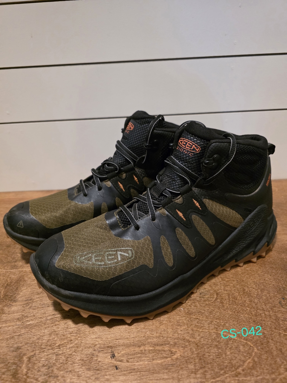 KEEN Men's Black and Olive Hiking Boots - Durable Trail Performance